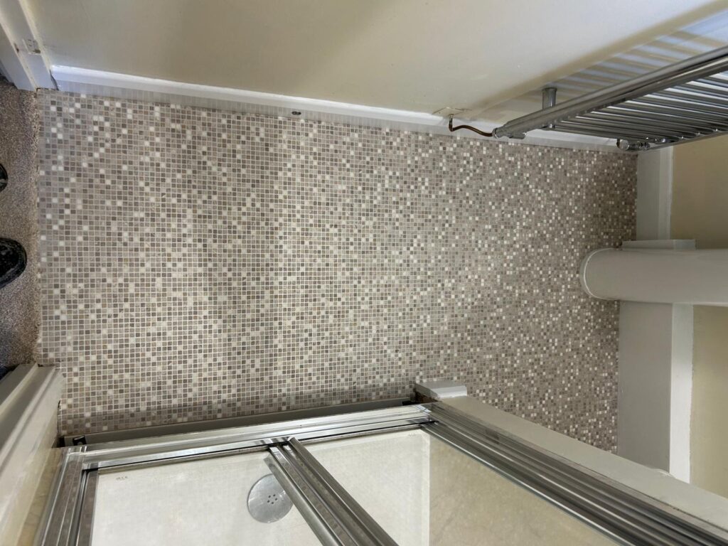 Cushion vinyl in ensuite (2)